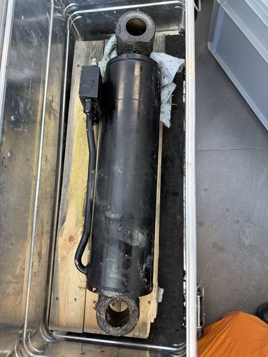 Siłownik poziomowania łyżki Manitou Mlt 625-75H