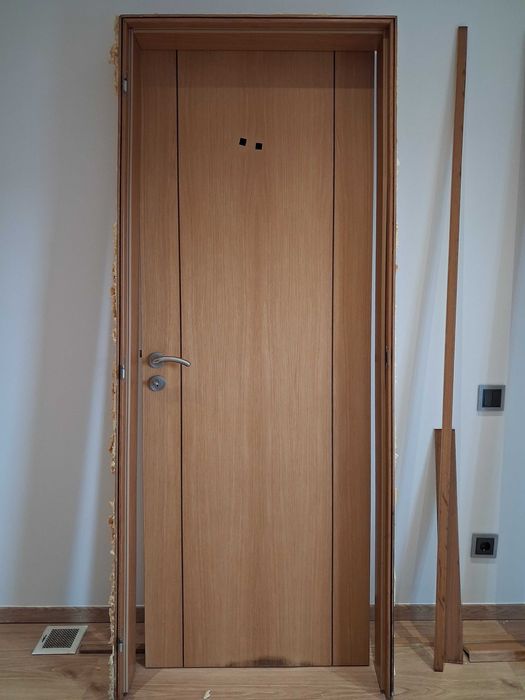 Portas de interior com aros, dobradiças e fechadura