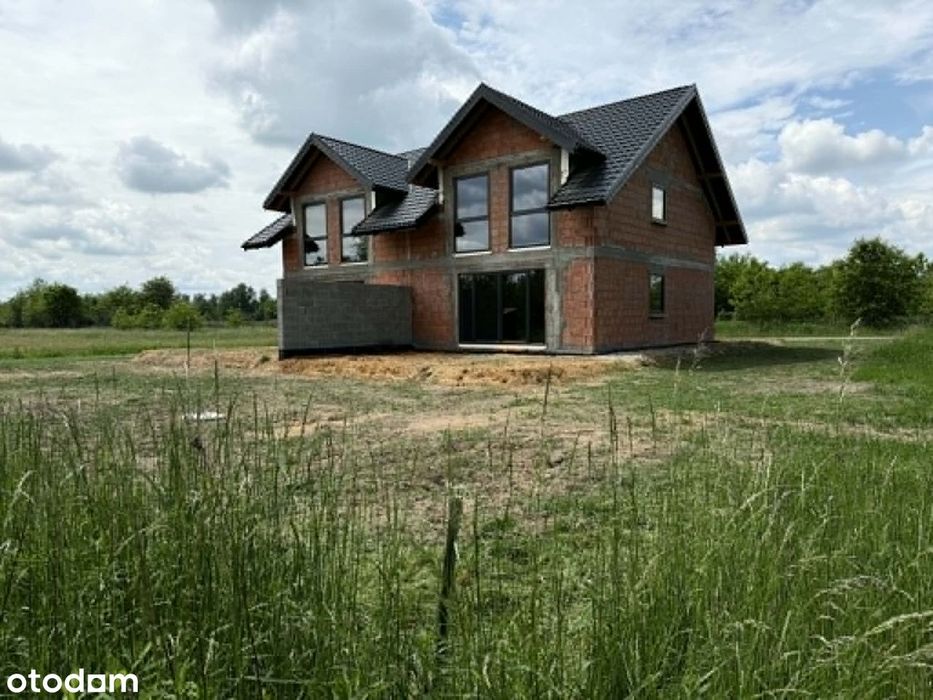 Nowoczesny dom w zabudowie bliźniaczej – 167 m² z garażem i poddaszem.