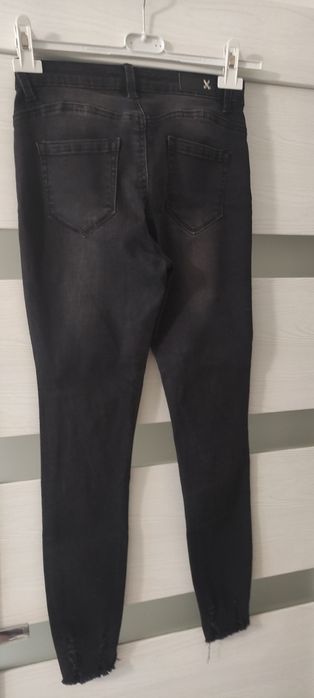 Czarne jeansy z przetarciami