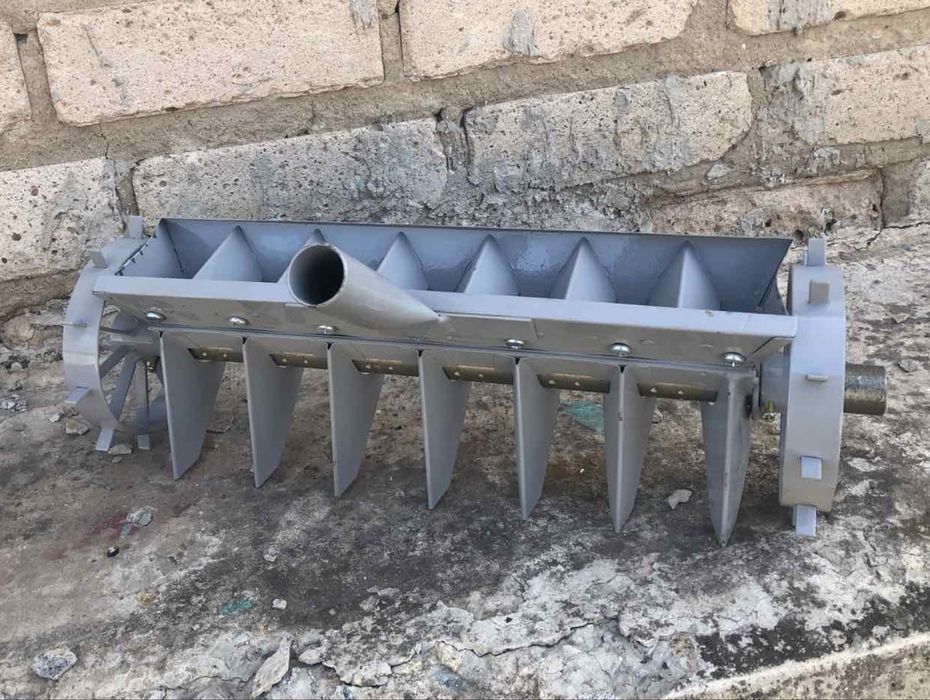 Сеялка новая серого цвета