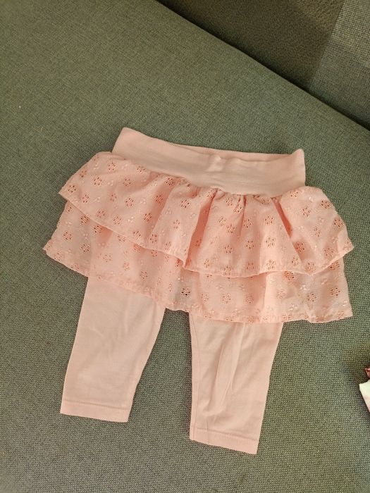 Legginsy 68 pudrowy róż falbanki koronka haft haftowane marszczenie