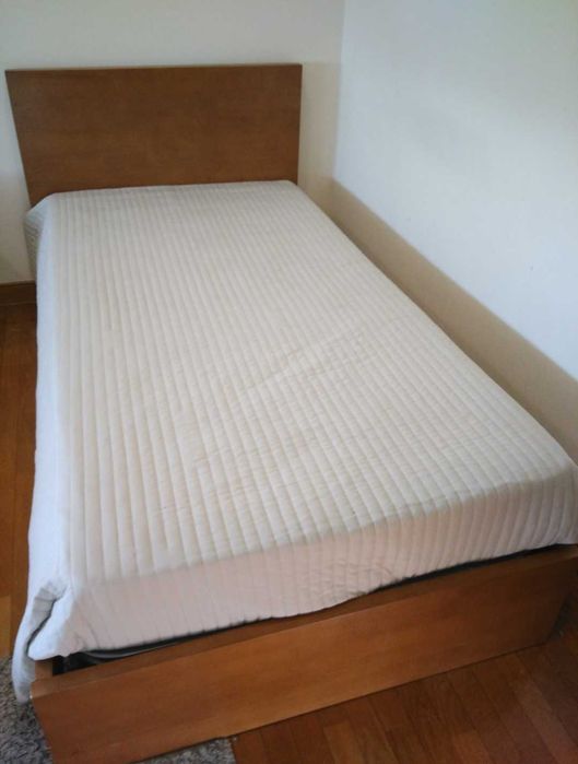 Cama de castanho com pouco uso