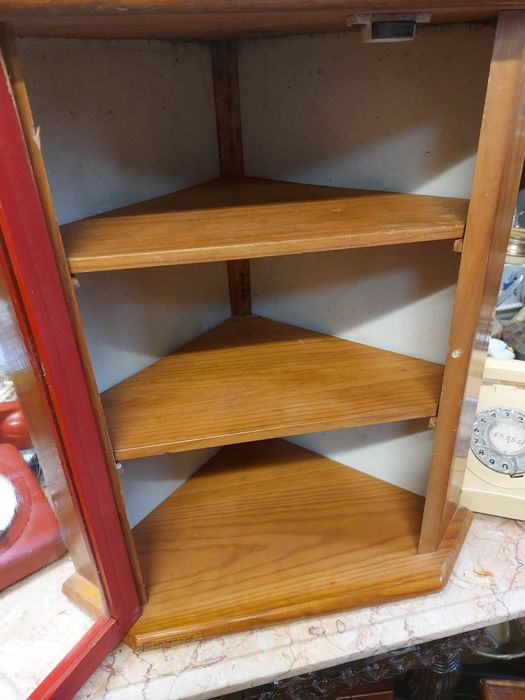 Vitrine em madeira maciça 

Pequena vitrine de parede antiga, fe