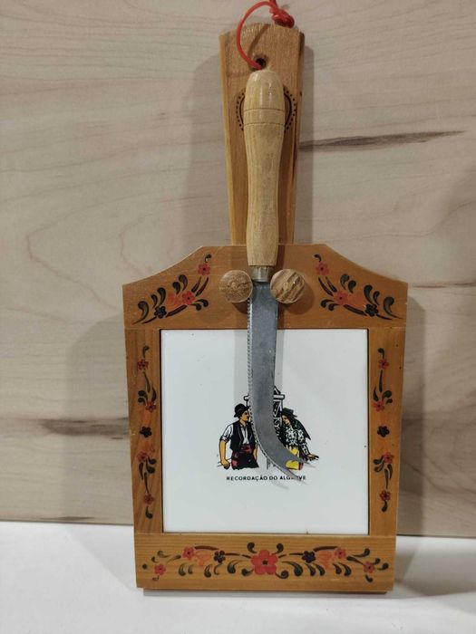 Garrafa com copos  e Tabua queijos