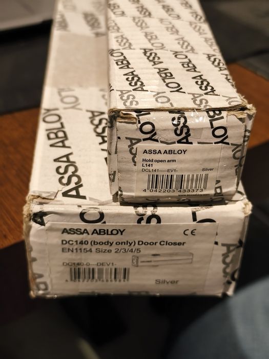 Samozamykacz Assa Abloy DC140 + ramię stop L141