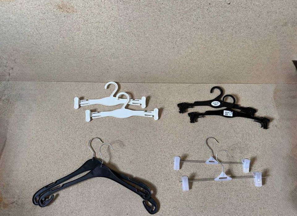 Вішаки для одягу, різні типи/ Пластмасові вішаки