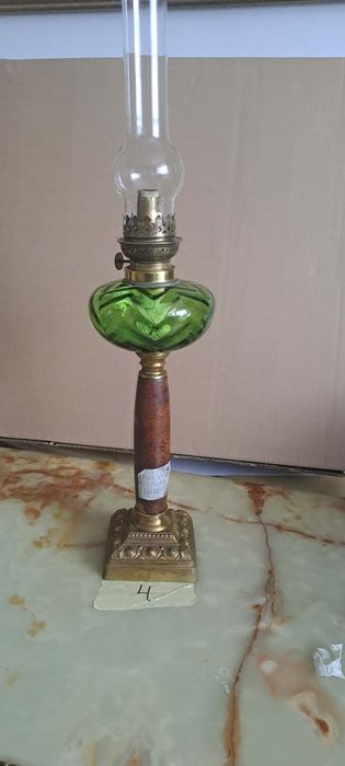 Wysoka na pięknej podstawie o ciekawym kolorze zbiornika