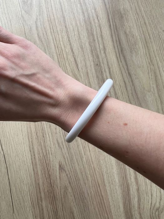 Biała plastikowa okrągła bransoletka