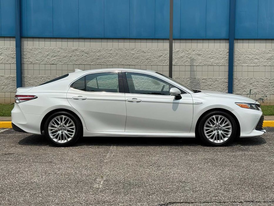 Toyota Camry Hybrid      2019
