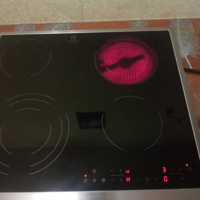 Варильна поверхня електрична Electrolux CPE 6433 KХ