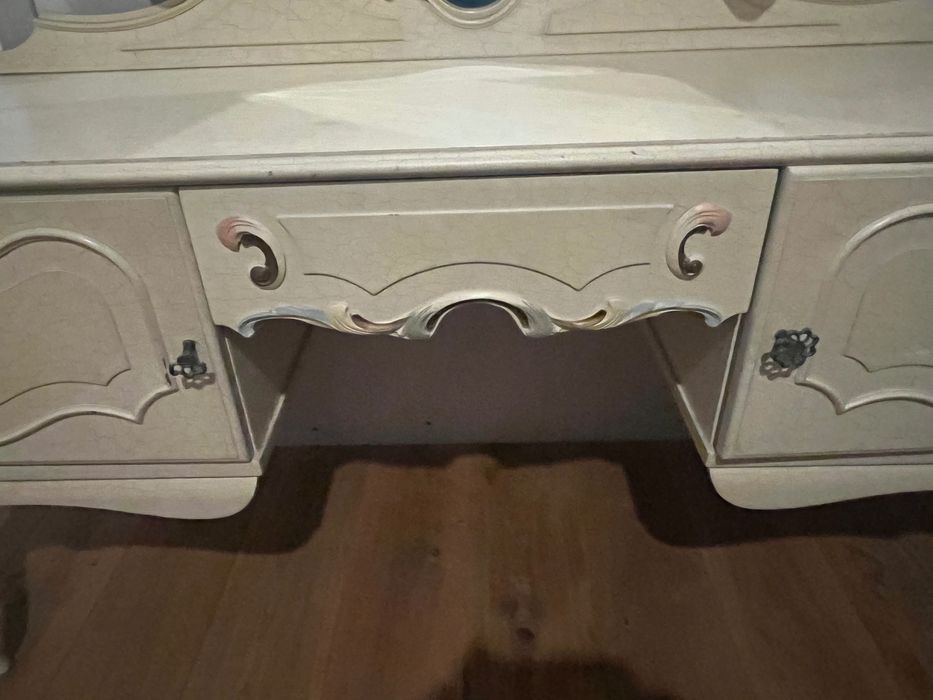 Urocza toaletka z pięknymi lustrami