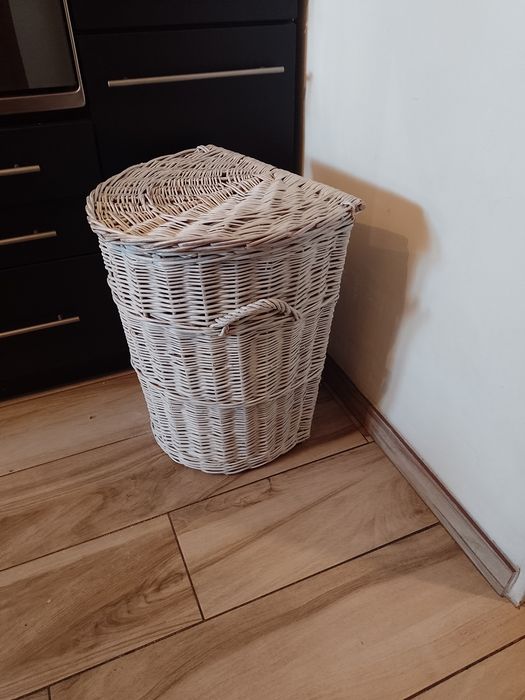 Duży wiklinowy kosz na pranie