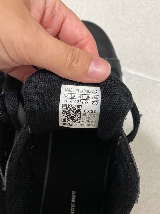 ténis adidas preto/riscas brancas