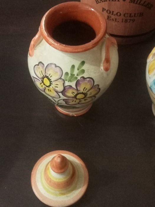 Dois potes de mel de barro, pintados á mão