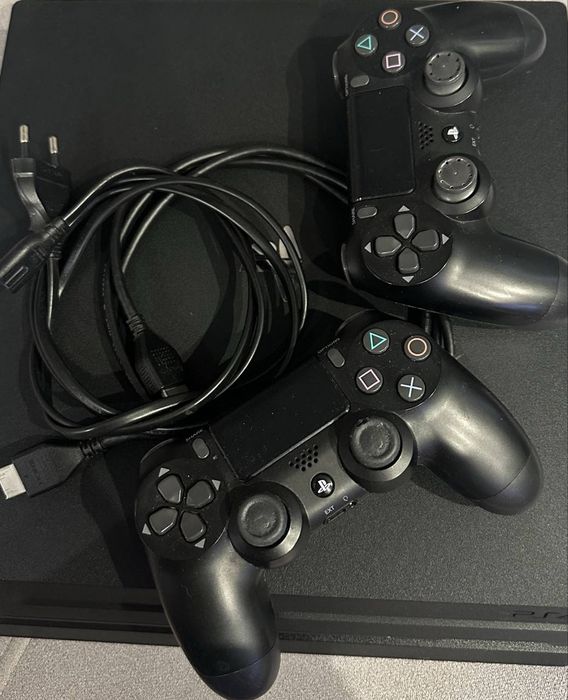Ps 4 pro 1 tb  2 геймпада в відмінному стані ,