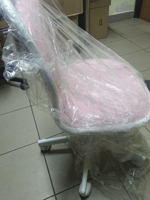 Dziecięce krzesło biurowe ÖRFJÄLL z IKEA, w kolorze białym z r