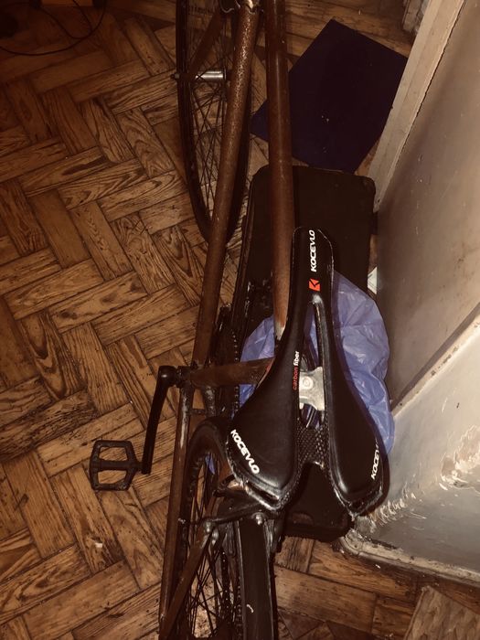 Bicicleta com rodas de carbon e kua. aluminio