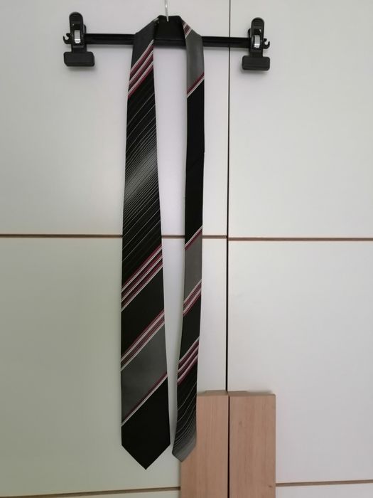 Ciemny krawat w paski, szerokość 7cm.