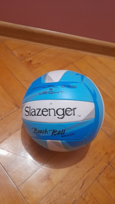 Niebieska profesjonalna piłka do siatkówki.