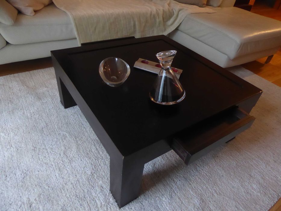Mesa quadrada de centro com gavetas