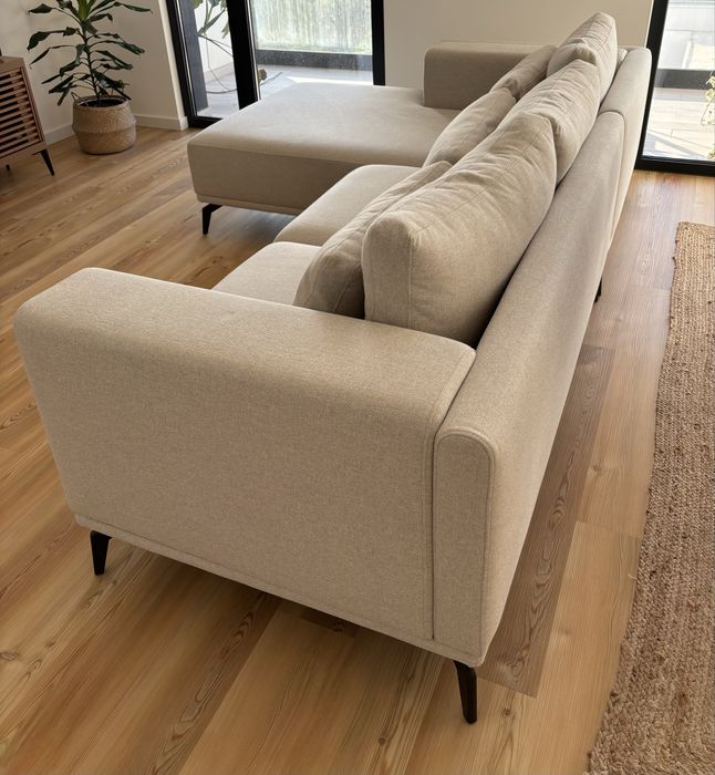 Sofá em tecido bege