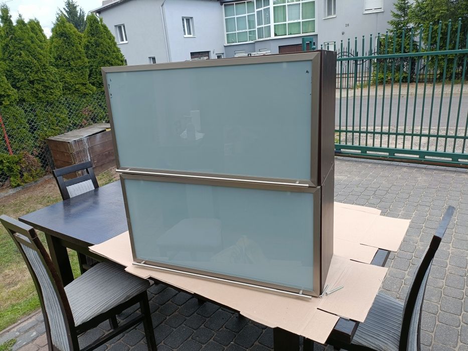 Szafki wiszące venge z mleczną szybą