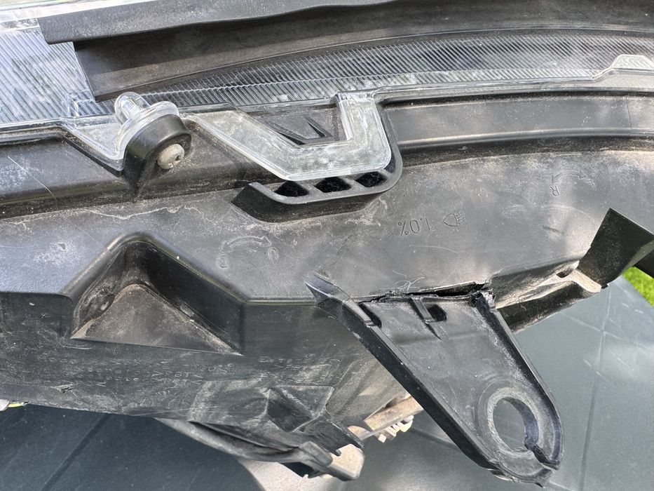 Фара Рав4 гибрид Европа 21 года