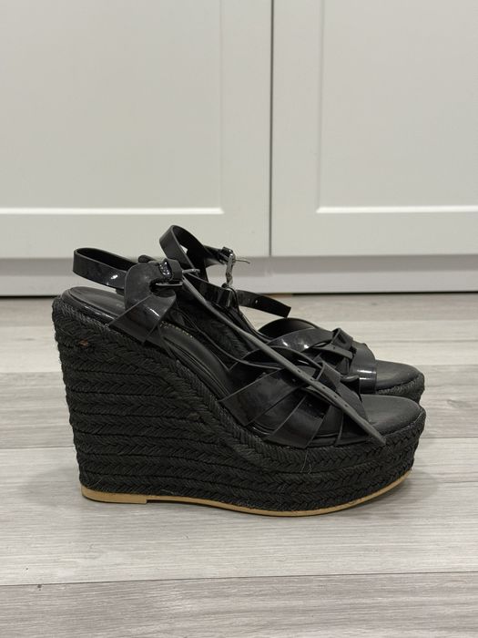 Босоніжки на танкетці чорні