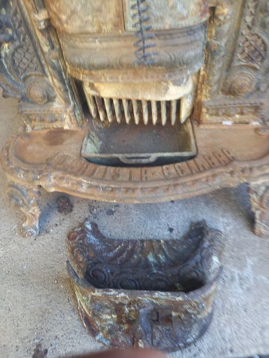 Salamandra em ferro fundido muito antiga.