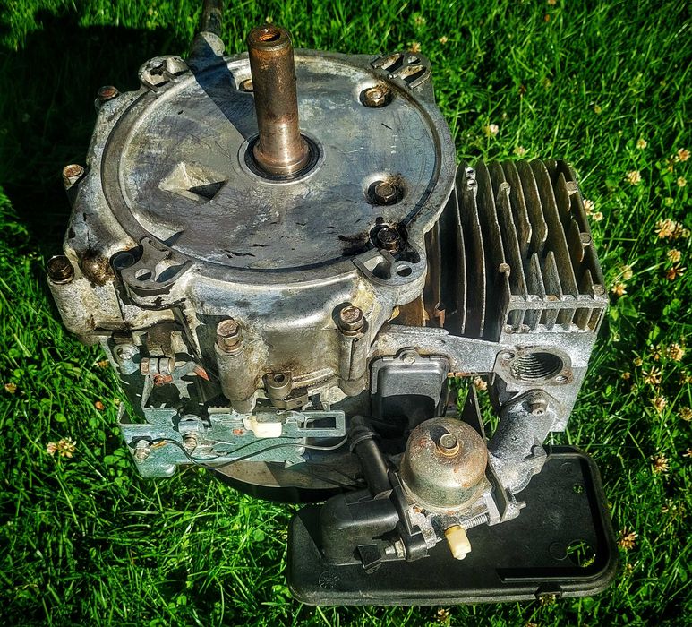 Silnik Briggs Stratton 10-15KM gaźnik blok korpus traktorek kosiarka