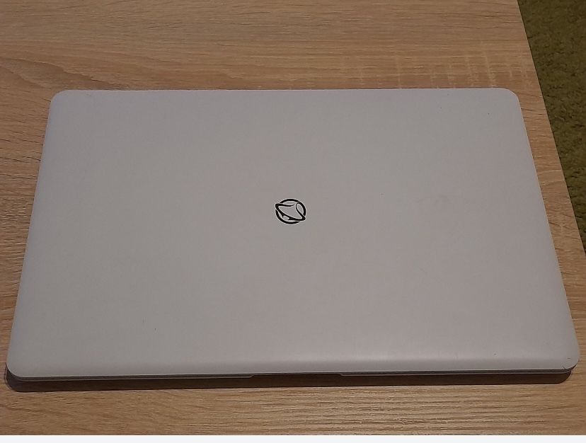 Biały laptop Manta, jak nowy
