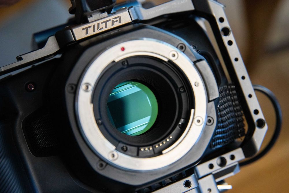 Blackmagic Pocket 6K EF + klatka TIlta + 2x 512 gb SSD T5 + baterie i ładowarka V-lock