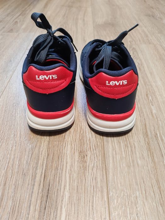 Продам фірмові кросівки 37р.,38 р на хлопчика