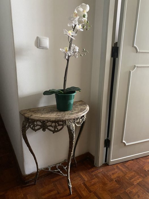 Mesa de Entrada / Hall com Tampo em Mármore e Pés em Latão