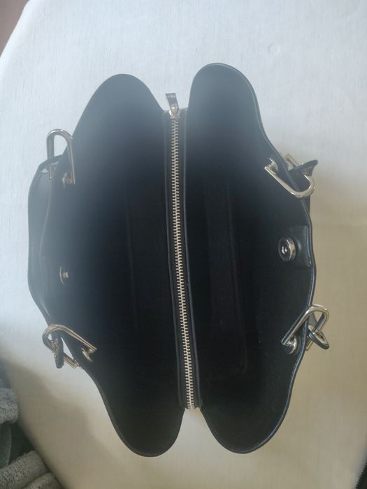 Carteira de mão, de cor preta