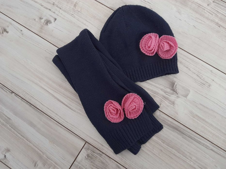 Granatowy komplet czapka i szalik z różyczkami