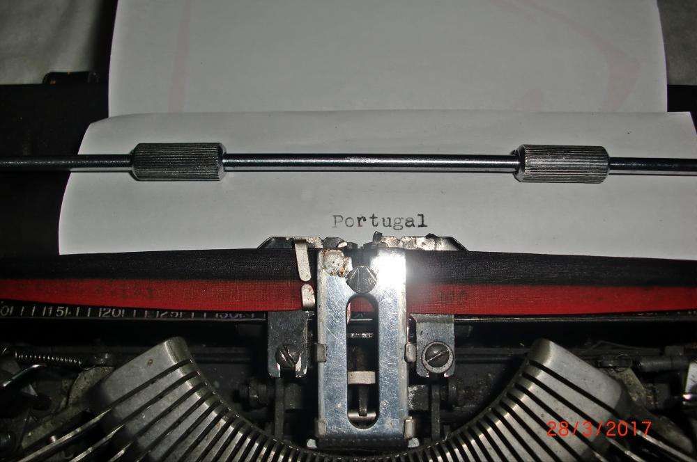 Máquina de escrever antiga Imperial com caixa de transporte