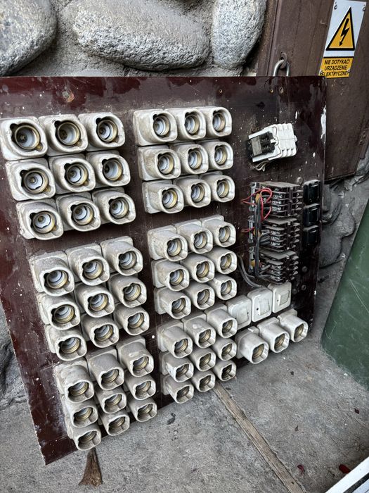 Tablica z bezpiecznikami retro