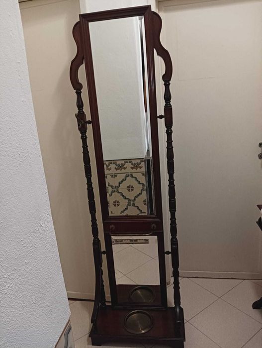 Lote de Mobiliário Clássico / Rústico em Madeira Escura