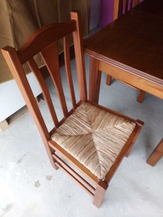 Conjunto de mesa e quatro cadeiras