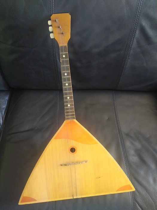 Antiga balalaica, balalaika tradiconal de 3 cordas. Produção artesanal