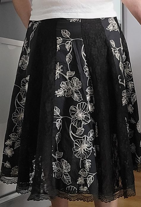 Piękna spódniczką koronka+ haft nr. L/XL