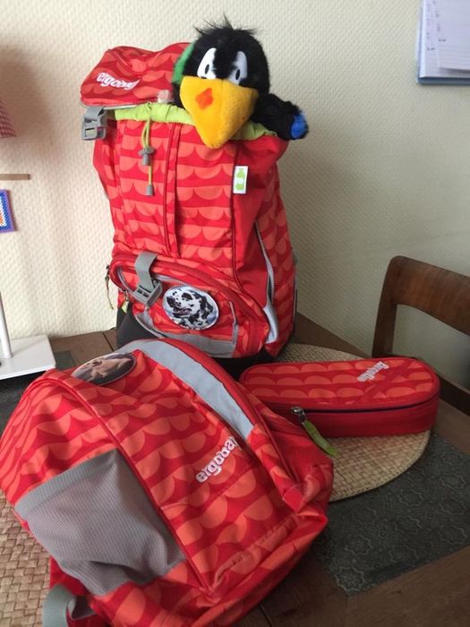 Портфели рюкзаки / чемоданы