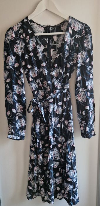 Czarna sukienka w kwiaty Miss Selfridge, rozmiar S, 100% wiskoza