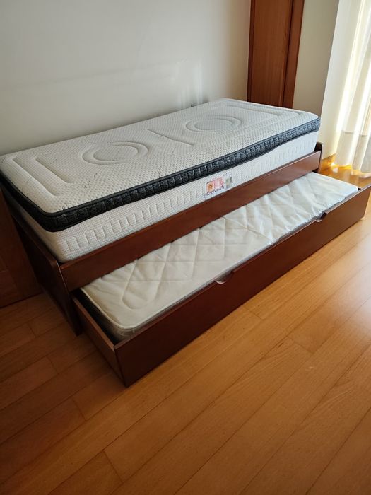 Cama solteiro dupla em cerejeira