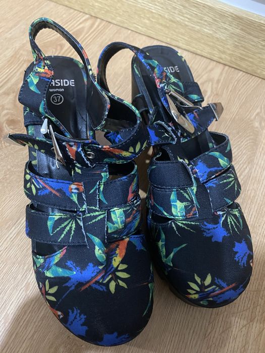 Sandálias salto alto floridas