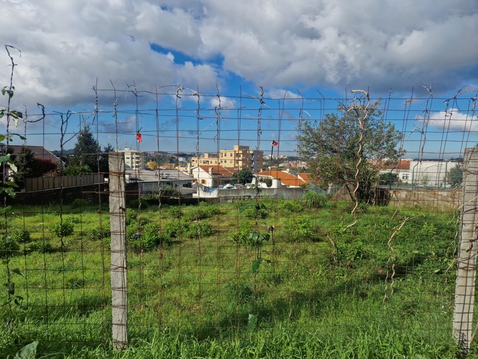 Vende-se terreno com 2 lotes na zona de Fânzeres com 925 m2 no total