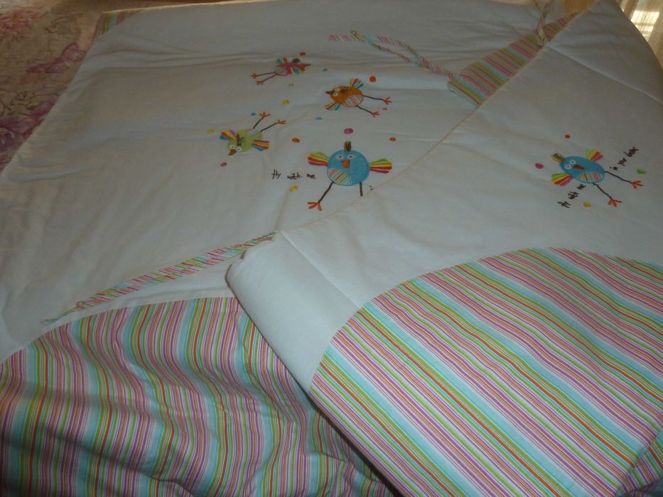 Edredão o protetor lateral Zippy para cama de criança.