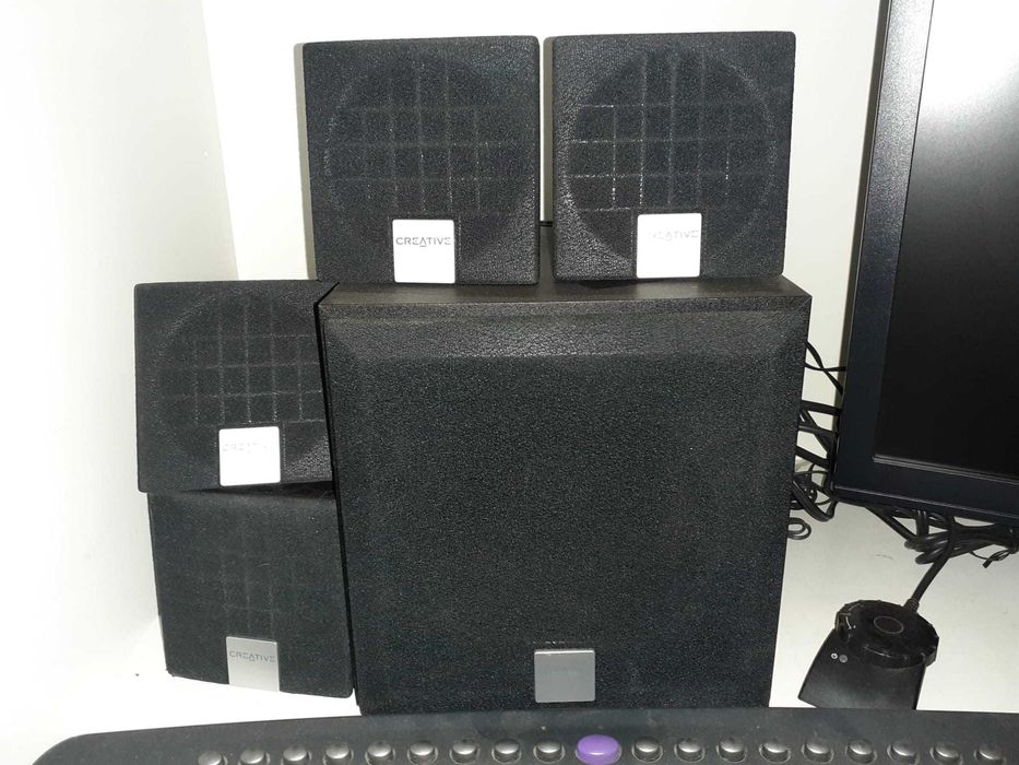 sistema de som CREATIVE 4.1 com 4 colunas + 1 Subwoofer